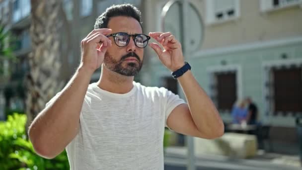 Junger Hispanischer Mann Blickt Mit Ernstem Gesichtsausdruck Auf Die Straße — Stockvideo