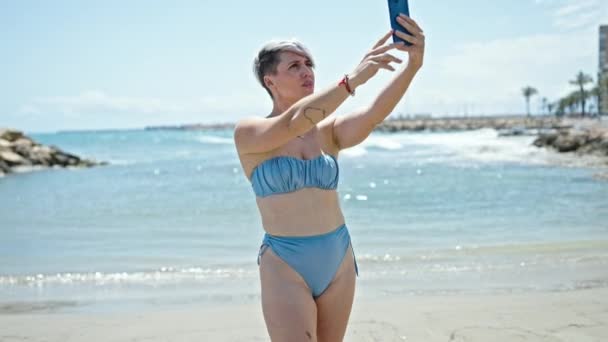 Młoda Kobieta Turysta Bikini Zrobić Selfie Przez Smartfona Plaży — Wideo stockowe