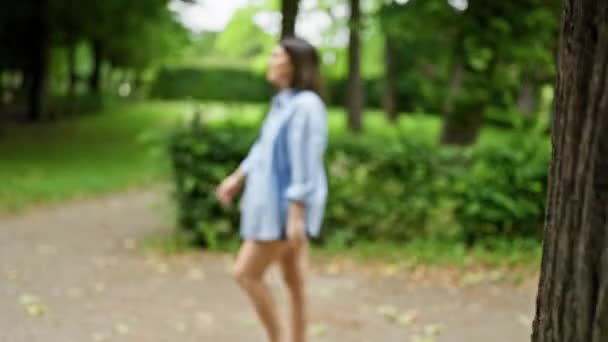 Joven Mujer Hispana Hermosa Caminando Sonriendo Parque Viena — Vídeos de Stock