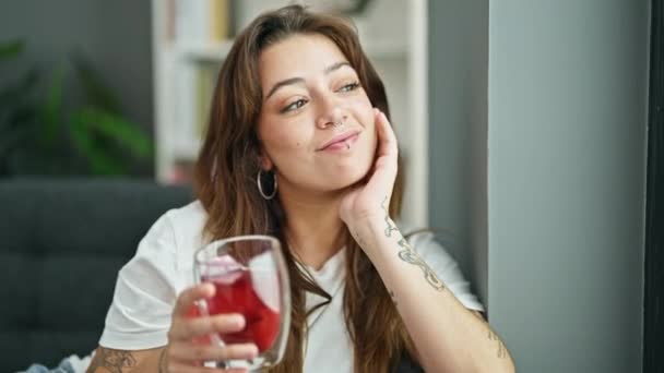 Νεαρή Όμορφη Ισπανόφωνη Γυναίκα Πίνει Τσάι Καθισμένη Στον Καναπέ Στο — Αρχείο Βίντεο