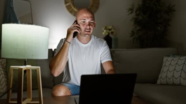 Genç Spanyol Adam Dizüstü Bilgisayar Kullanıyor Evde Akıllı Telefondan Konuşuyor — Stok video