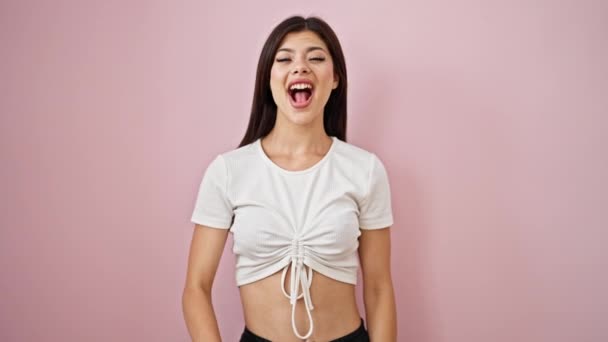 Jonge Kaukasische Vrouw Klappen Applaus Schreeuwen Geïsoleerde Roze Achtergrond — Stockvideo