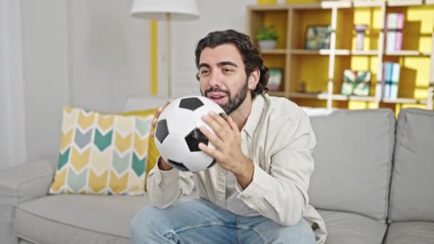 Giovane Uomo Ispanico Guardando Partita Calcio Cercando Sconvolto Casa — Video Stock