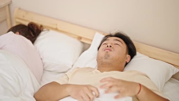 Homem Mulher Deitados Cama Estressados Quarto — Vídeo de Stock