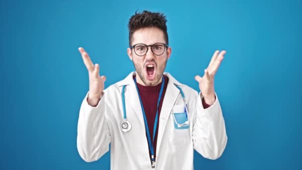 Genç Spanyol Doktor Öfkeli Stresli Soyutlanmış Mavi Bir Geçmişi Var — Stok video