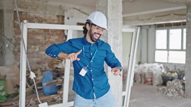 Jeune Homme Hispanique Architecte Souriant Danse Confiante Sur Chantier Construction — Video