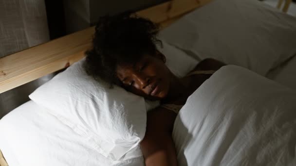 Африканская Американка Лежит Кровати Просыпается Протянутыми Руками Спальне — стоковое видео
