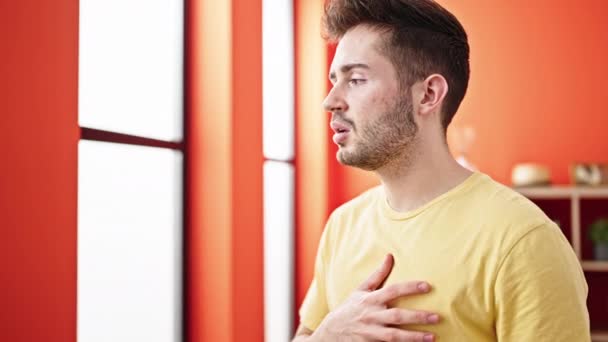 Genç Spanyol Adam Evde Kalp Ağrısı Çekiyor — Stok video