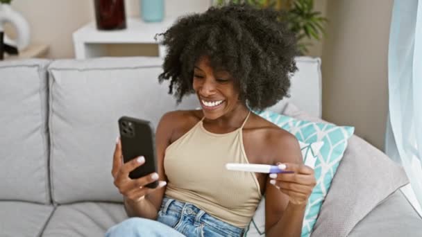 Afro Americana Sosteniendo Prueba Embarazo Teniendo Videollamada Casa — Vídeos de Stock