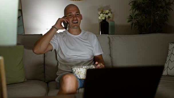 Genç Spanyol Adam Film Izliyor Akıllı Telefondan Konuşuyor Evde Gülümsüyor — Stok video