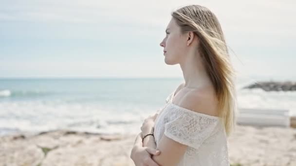 Mladá Blondýna Žena Turista Objímání Sebe Pláži — Stock video