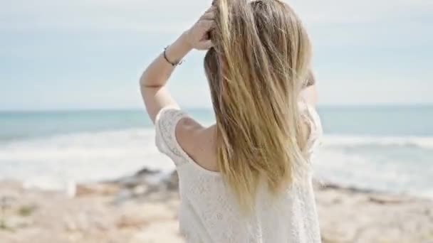 Nuori Blondi Nainen Turisti Koskettaa Hiukset Seisoo Taaksepäin Rannalla — kuvapankkivideo