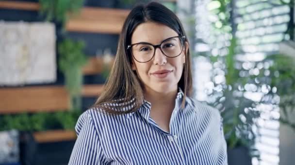 Νεαρή Όμορφη Ισπανίδα Που Φοράει Γυαλιά Χαμογελώντας Χαρούμενη Στο Γραφείο — Αρχείο Βίντεο