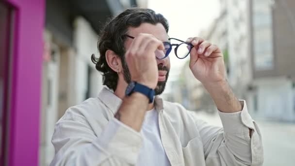 Ung Latinamerikan Man Bär Glasögon Leende Gatan — Stockvideo