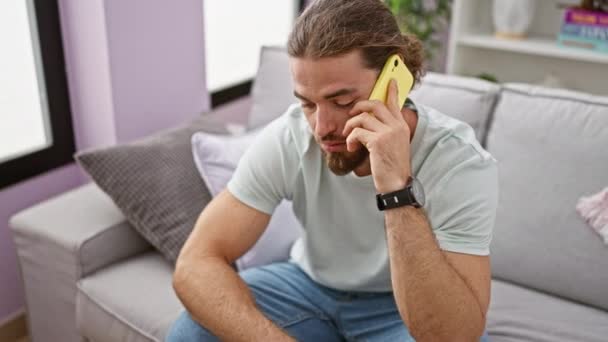 Jovem Hispânico Falando Telefone Sentado Sofá Casa — Vídeo de Stock
