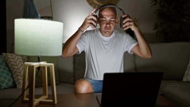 Genç Spanyol Adam Dizüstü Bilgisayar Kulaklık Kullanıyor Koltukta Oturuyor Gülümsüyor — Stok video
