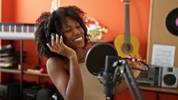 Afrikai Amerikai Zenész Visel Fejhallgató Éneklés Dal Zenei Stúdióban — Stock videók