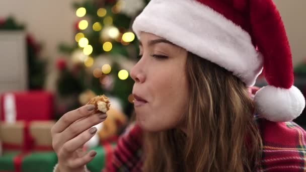 Jovem Bela Mulher Hispânica Comendo Waffle Sentado Chão Pela Árvore — Vídeo de Stock
