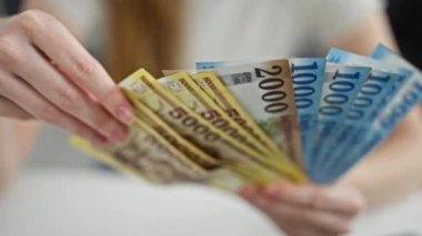 Genç sarışın iş kadını, ofiste Hungary Forint banknotları tutuyor.