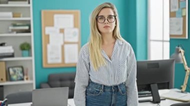 Genç sarışın iş kadını gülümsemesi Ofiste kendine güvenen el sıkışma