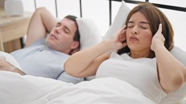 Yatak odasında horlamaktan acı çeken güzel bir çift.