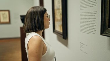 Güzel İspanyol bir kadın Viyana 'daki Albertina Müzesi' nde sanat galerisini ziyaret ediyor.