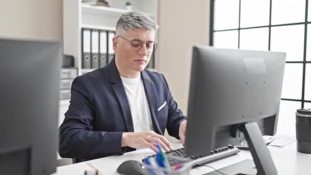 Ofiste Çalışan Genç Beyaz Bir Adamı Bilgisayar Kullanıyor — Stok video