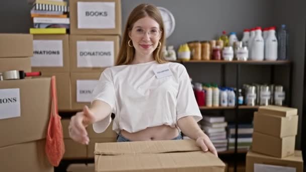 Joven Mujer Rubia Voluntaria Sonriendo Confiada Haciendo Gesto Pulgar Hacia — Vídeo de stock