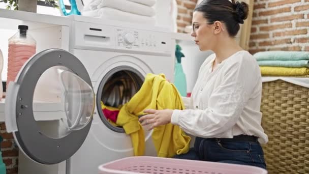 年轻美丽的惊慌失措的女人在洗衣房拿着干净的衣服 — 图库视频影像