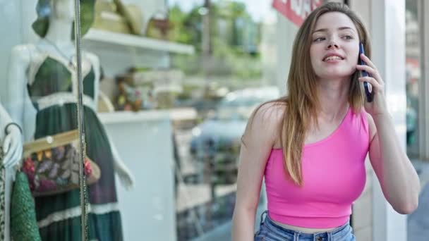 Mujer Rubia Joven Hablando Smartphone Mirando Escaparate Tienda Ropa — Vídeo de stock