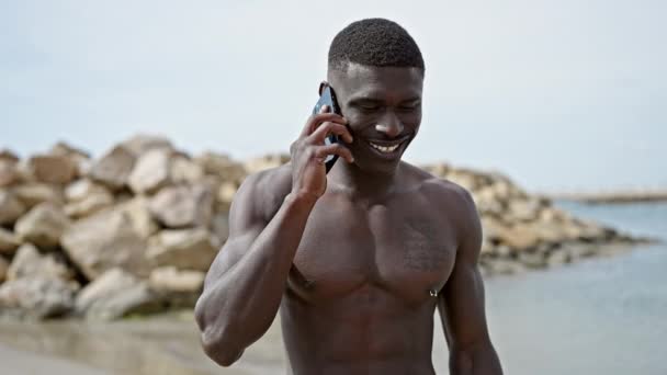Afroamerikansk Man Turist Stående Skjorta Talar Smartphone Stranden — Stockvideo