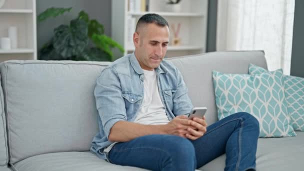 Hombre Mujer Pareja Usando Teléfono Inteligente Sentado Sofá Casa — Vídeos de Stock