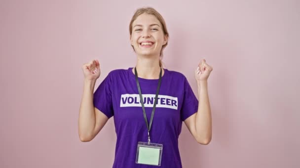 Joven Mujer Rubia Voluntaria Señalando Con Dedo Cámara Celebrando Sobre — Vídeo de stock