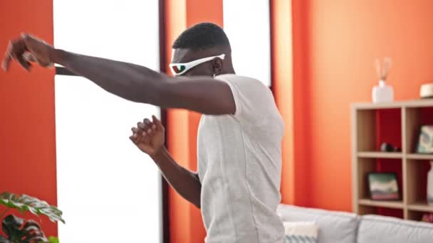 使用虚拟现实眼镜在家里玩拳击游戏的非裔美国人 — 图库视频影像