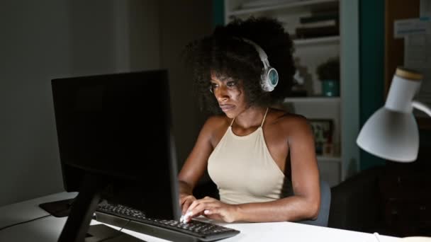 Trabajadora Negocios Afroamericana Quitándose Los Auriculares Estresada Oficina — Vídeos de Stock