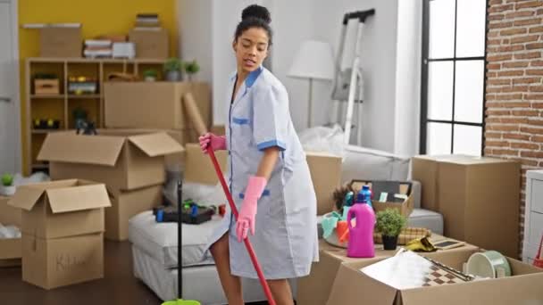 Africano Americano Mulher Limpa Profissional Lavando Chão Dançando Nova Casa — Vídeo de Stock