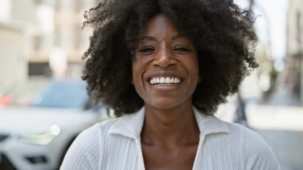Mujer Afroamericana Sonriendo Confiada Pie Calle — Vídeo de stock