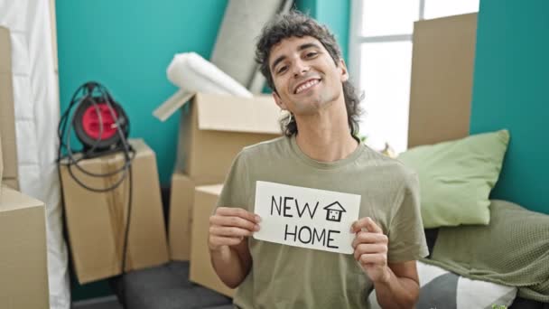 Νεαρός Ισπανόφωνος Χαμογελά Σίγουρος Κρατώντας Νέα Εφημερίδα Στο Νέο Σπίτι — Αρχείο Βίντεο