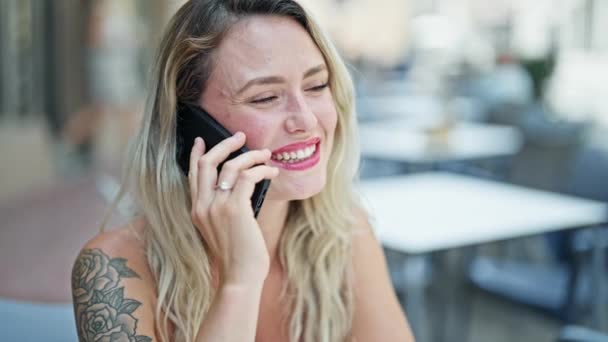 Mujer Rubia Joven Hablando Teléfono Inteligente Sentado Mesa Terraza Cafetería — Vídeos de Stock