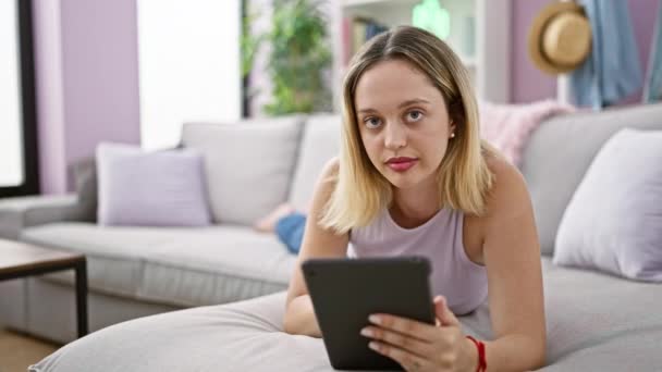 Mujer Rubia Joven Usando Touchpad Acostado Sofá Casa — Vídeos de Stock
