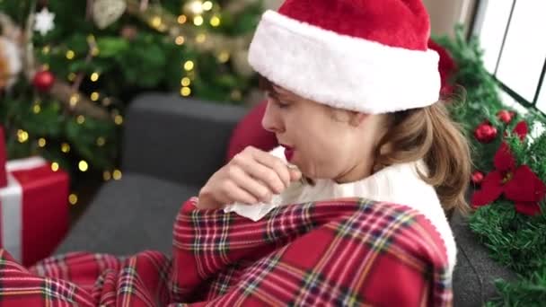Joven Mujer Caucásica Sintiéndose Enferma Fría Sentada Sofá Navidad Casa — Vídeo de stock