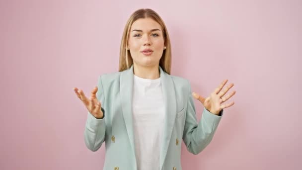 Ung Blond Kvinna Affärsman Ler Säker Talar Över Isolerade Rosa — Stockvideo