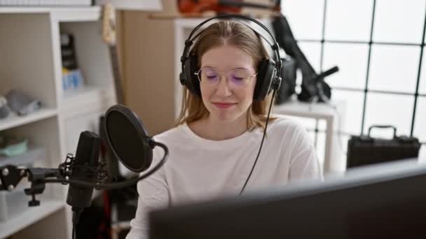 Ung Blond Kvinna Radio Reporter Talar Show Radio Studio — Stockvideo