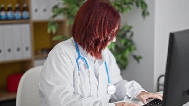 Medelålders Kvinna Läkare Lider För Livmoderhalscancer Smärta Arbetar Kliniken — Stockvideo