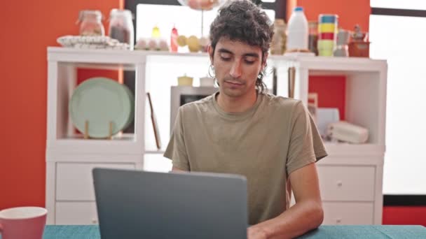 Ung Latinamerikan Man Med Laptop Nysningar Matsal — Stockvideo