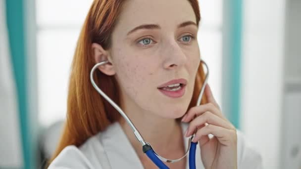 Mladá Zrzka Žena Lékař Usmívá Sebevědomé Vyšetření Stetoskopem Klinice — Stock video