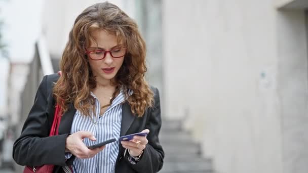 Νεαρή Γυναίκα Επιχειρηματίας Ψώνια Smartphone Και Πιστωτική Κάρτα Στο Δρόμο — Αρχείο Βίντεο