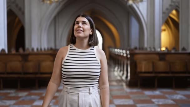 Młoda Piękna Latynoska Kobieta Odwiedza Kościół Kościele Augustynów Wiedniu — Wideo stockowe