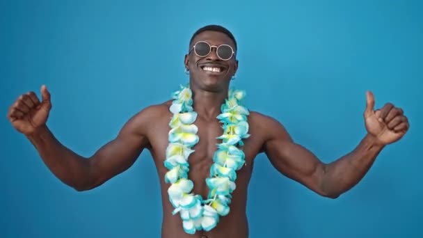 Afričan Američan Turista Stojící Bez Trička Tanec Přes Izolované Modré — Stock video