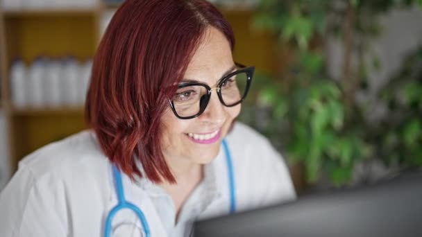 Жінка Середнього Віку Лікар Робить Відеодзвінки Комп Ютером Клініці — стокове відео